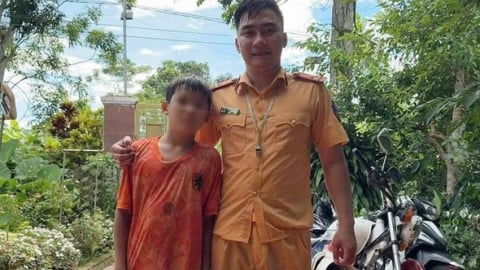 Nghệ An: Thượng úy CSGT dũng cảm bơi ra giữa dòng nước xiết cứu bé trai bị lũ cuốn trôi