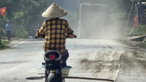 Thanh Hóa: Cận cảnh đoàn xe tải trọng lớn gây “bão bụi” trên đường mòn Hồ Chí Minh
