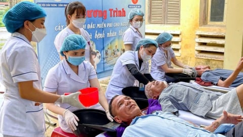 Cắt tóc miễn phí nơi giường bệnh: Nơi lòng người ấm lại
