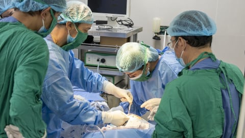 Bác sĩ TP. Hồ Chí Minh phối hợp cứu bệnh nhân bị đũa nhựa đâm xuyên qua hốc mắt