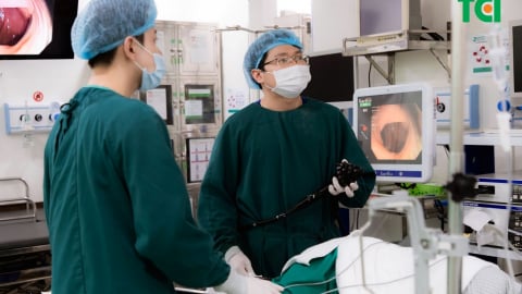 Đau họng, ợ hơi, tức ngực: Người đàn ông ngỡ ngàng phát hiện ung thư đại tràng sớm qua nội soi