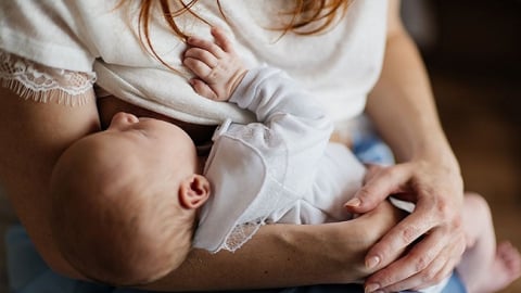 Mẹ bị ngộ độc thực phẩm – Có nên tiếp tục cho con bú?