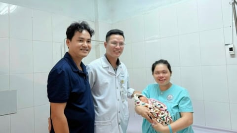 Cứu sản phụ từng 3 lần mổ lấy thai bị nhau cài răng lược thể nặng