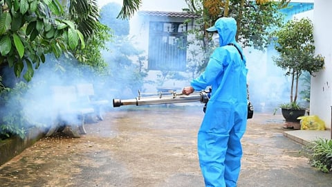 Bộ Y tế cảnh báo tăng ca sốt xuất huyết, tay–chân–miệng và COVID-19, yêu cầu siết chặt phòng chống