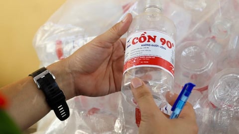 Hà Tĩnh: Phát hiện và triệt phá 2 đường dây sản xuất, tiêu thụ cồn y tế giả quy mô lớn