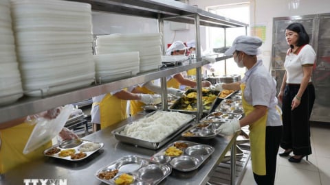 Hà Nội đảm bảo an toàn bữa ăn bán trú cho học sinh