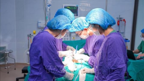 Lấy thành công viên sỏi 'khổng lồ' nằm trong cơ thể người bệnh gần 30 năm