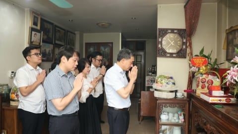 Thứ trưởng Bộ Y tế Trần Văn Thuấn thăm, tri ân gia đình Liệt sĩ, bác sĩ Đặng Thuỳ Trâm