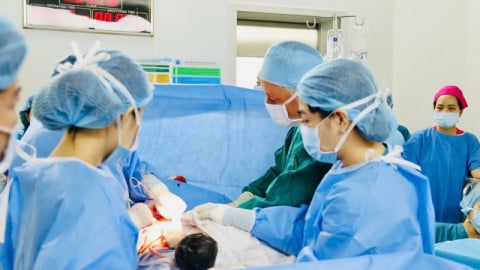 Em bé thứ 8 được can thiệp tim xuyên bào thai thành công chào đời khỏe mạnh
