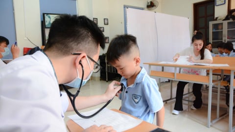 từ 2026, nhân viên y tế trường học chưa qua đào tạo sẽ không được hành nghề