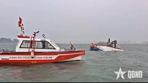 Vụ lật tàu tại Quảng Ninh: Thủ tướng yêu cầu khẩn trương tìm kiếm cứu nạn, khắc phục hậu quả