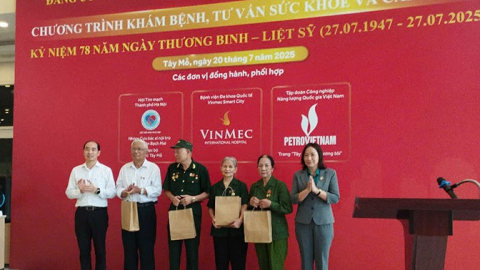 Hà Nội: Phường Tây Mỗ tổ chức hoạt động khám, tư vấn sức khỏe phát thuốc và tặng quà tri ân các thương binh, bệnh binh, gia đình chính sách