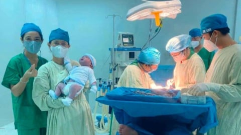 Mẹ “vượt cạn” thành công, đón bé trai nặng 5,8kg chào đời ở Cà Mau