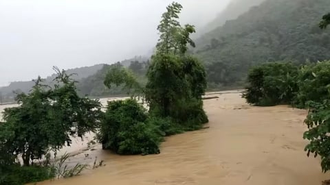 Nghệ An: Lũ ập về nhanh khiến nhiều xã vùng biên giới giao thông chia cắt, nhà ngập đến mái