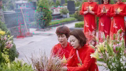 Chi hội Giáo dục Chăm sóc Sức khỏe Cộng đồng Minh Khai - Bắc Từ Liêm dâng hương tưởng niệm các Anh hùng liệt sĩ tại nghĩa trang Mai Dịch