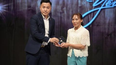 Người phụ nữ khuyết tật “may” lại cuộc đời bằng yêu thương