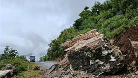 Đề phòng lũ quét, sạt lở trên đất liền và gió mạnh, sóng lớn trên nhiều vùng biển