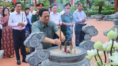 Thủ tướng tưởng nhớ, tri ân Chủ tịch Hồ Chí Minh và các Anh hùng liệt sĩ tại Quảng Trị