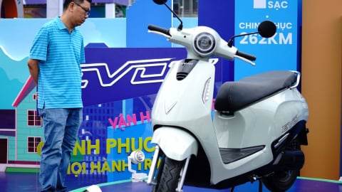 Người dân TP. Hồ Chí Minh chen chân “đổi xe xăng lấy xe điện” tại VinFast Xanh Fest Icon