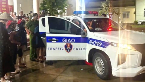 CSGT Công an Thanh Hóa kịp thời đưa người dân ngã bất tỉnh đi cấp cứu