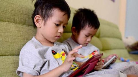 Tăng nguy cơ mắc bệnh tim ở trẻ em tiếp xúc nhiều với màn hình