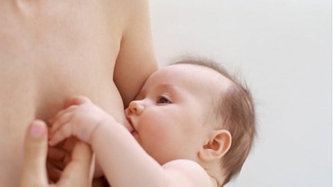 Không nên cai sữa cho trẻ trong tháng nóng, vì sao?