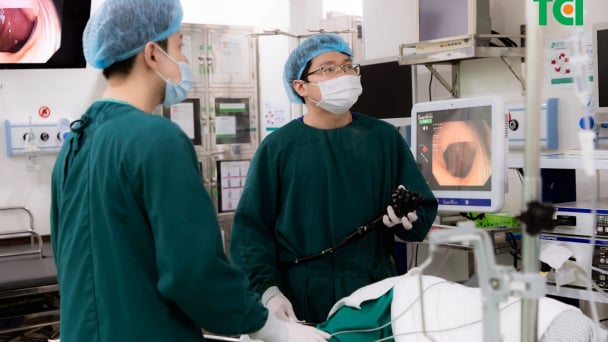 Đau họng, ợ hơi, tức ngực: Người đàn ông ngỡ ngàng phát hiện ung thư đại tràng sớm qua nội soi