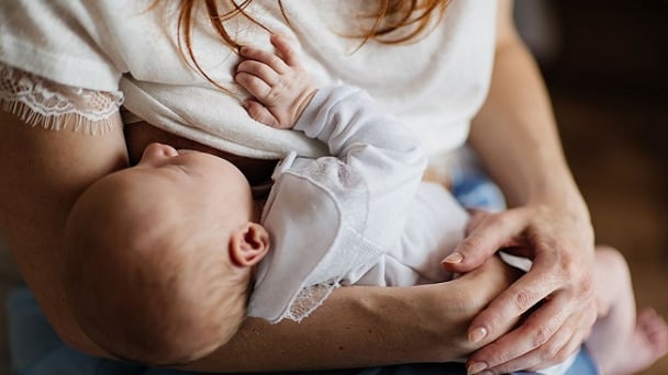 Mẹ bị ngộ độc thực phẩm – Có nên tiếp tục cho con bú?