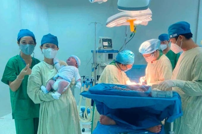 Mẹ “vượt cạn” thành công, đón bé trai nặng 5,8kg chào đời ở Cà Mau