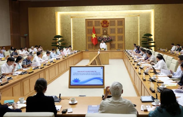 Phó Thủ tướng: Sớm hoàn thiện Nghị quyết mang tính đột phá về chăm sóc sức khỏe nhân dân