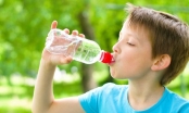 Những sai lầm khi cho trẻ uống nước