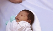 Nữ y tá Việt quấn khăn giúp bé ngủ ngon được 18 triệu phụ huynh trên thế giới 'ngả mũ'