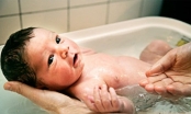 8 sai lầm mẹ Việt thường mắc phải khi tắm cho trẻ sơ sinh