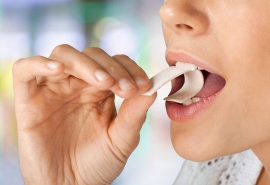 Nhai kẹo cao su giúp sản phụ sinh mổ chống tắc ruột