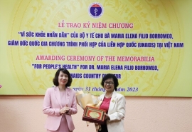 Bộ Y tế trao tặng Kỷ niệm chương “Vì sức khỏe nhân dân” cho bà Maria Elena Filio Borromeo, Giám đốc Quốc gia UNAIDS tại Việt Nam