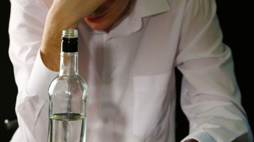 Đồ uống ấm có tác dụng gì trong việc làm giảm đau họng sau khi uống rượu?
