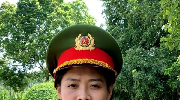 Chủ tịch UBND tỉnh Tuyên Quang trao tặng Bằng khen cho Trung úy Nông Trà Giang vì có thành tích xuất sắc trong công tác