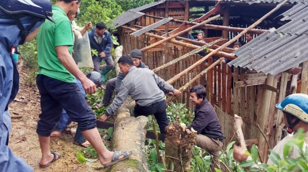 Lào Cai: Dông lốc, mưa đá làm 48 nhà dân bị hư hỏng