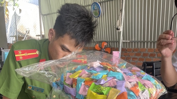 Quảng Ngãi: 16 học sinh nghi ngộ độc do ăn kẹo mua trước cổng trường