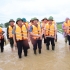 Thủ tướng chỉ đạo bảo đảm an toàn đê điều, hồ đập, triển khai phương tiện, kể cả trực thăng, hỗ trợ người dân