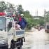 Tuyên Quang: Công an hỗ trợ dọn dẹp đường, chở người dân qua điểm ngập úng trên địa bàn huyện Hàm Yên