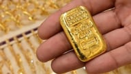 Giá vàng thế giới giảm, trong nước neo cao