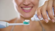 Căng thẳng Mỹ - Ấn lan sang quảng cáo kem đánh răng