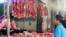 Giá thịt lợn tăng cao, Phó thủ tướng yêu cầu bình ổn