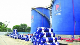 Để đảm bảo cung xăng dầu, Bộ Công Thương chia sản lượng nhập khẩu cho 33 đầu mối
