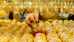 Giá vàng thế giới tăng nhẹ nhờ USD giảm