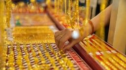 Giá vàng thế giới giảm nhẹ, vàng trong nước cao hơn 12 triệu đồng/lượng
