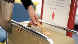 Bộ Công an khuyến cáo việc xách đồ hộ khi chưa biết rõ về hành lý