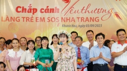 Nữ tỷ phú Nguyễn Thị Phương Thảo thăm các em nhỏ tại làng SOS Nha Trang