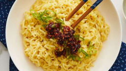 Nhu cầu mì ăn liền tăng vọt do thu nhập bấp bênh